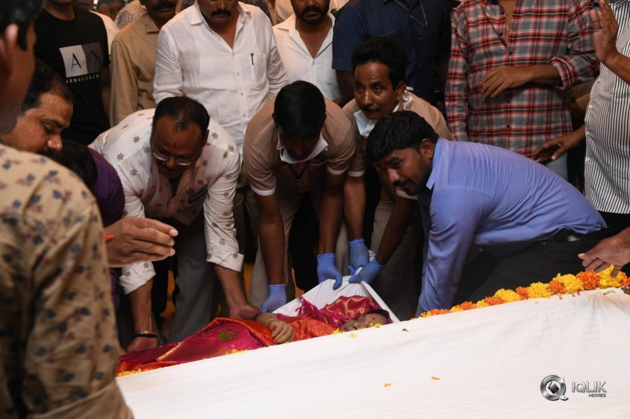 Celebrities-Pay-Homage-to-Vijaya-Nirmala-Garu